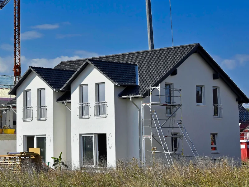 cantiere-per-la-costruzione-di-una-nuova-casa-bianca