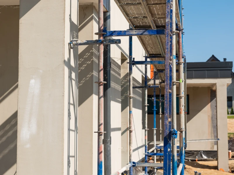 impalcature-metalliche-in-un-cantiere-edile
