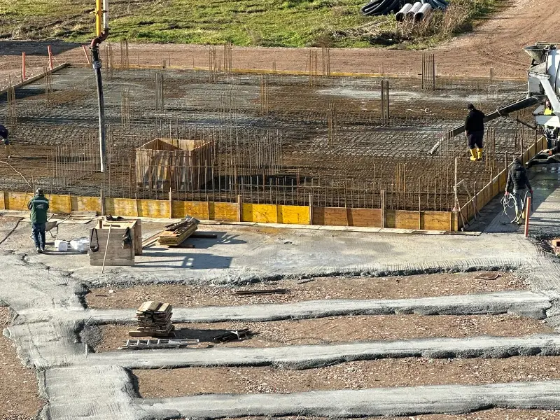 impresa-edile-in-cantiere-durante-la-costruzione-di-un-edificio-a-carnago