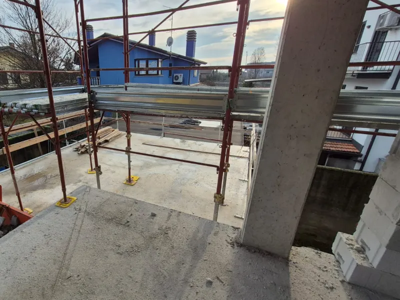 interno-di-un-cantiere-edile-con-strutture-in-metallo-e-colonna-in-cemento